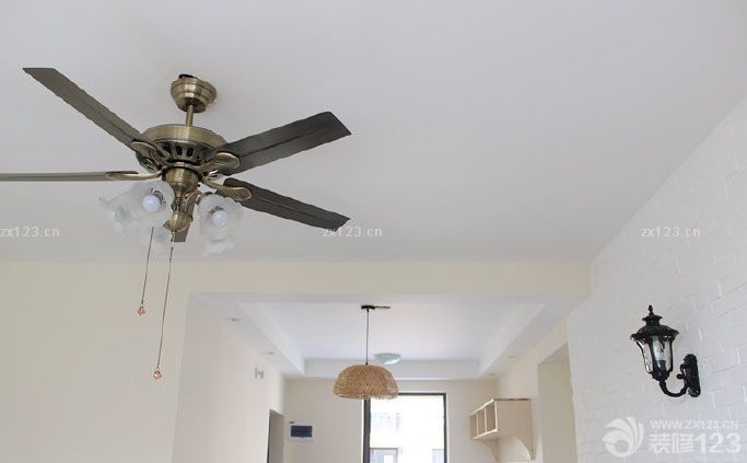 終于等到搬家的這一天了。進(jìn)屋的時(shí)候看到這溫馨漂亮的小窩，想想這一路走來的汗水和辛苦都不覺得累了。家不需要太大，只要和最愛的人在一起就是溫馨幸福的。