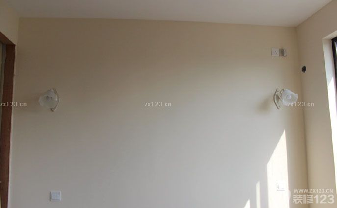 終于等到搬家的這一天了。進(jìn)屋的時(shí)候看到這溫馨漂亮的小窩，想想這一路走來的汗水和辛苦都不覺得累了。家不需要太大，只要和最愛的人在一起就是溫馨幸福的。