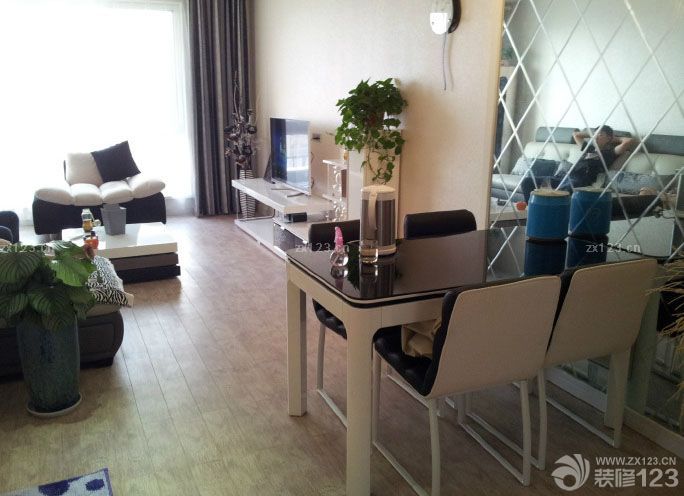 終于有了自己的小家 一年前就在盤算著怎么個(gè)裝法 心里已經(jīng)小有頭緒 自己偏愛小奢華范兒 盡量的奢一把，雖然裝修的預(yù)算稍微高了一點(diǎn)，但是為了自己和家人能住得舒服，還是選擇任性一點(diǎn)，投資多一點(diǎn)。效果自然是不錯(cuò)的。