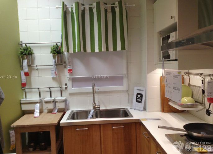 選擇了一個(gè)小城市，我們準(zhǔn)備定居了，雖然這個(gè)城市沒有一個(gè)親人，但是我們從此在這里發(fā)展開來(lái)，選擇了當(dāng)?shù)刈詈玫囊粋€(gè)小區(qū)，同時(shí)也選擇了最實(shí)用了的兩居室房型，看過(guò)很多設(shè)計(jì)公司的提案，我們綜合了它們的優(yōu)點(diǎn)，定了我們的小家風(fēng)格！