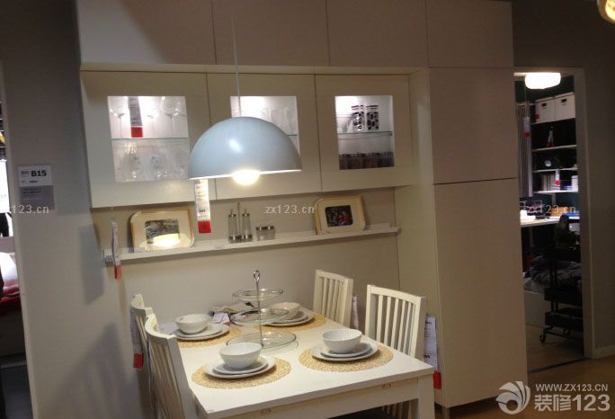 選擇了一個(gè)小城市，我們準(zhǔn)備定居了，雖然這個(gè)城市沒有一個(gè)親人，但是我們從此在這里發(fā)展開來(lái)，選擇了當(dāng)?shù)刈詈玫囊粋€(gè)小區(qū)，同時(shí)也選擇了最實(shí)用了的兩居室房型，看過(guò)很多設(shè)計(jì)公司的提案，我們綜合了它們的優(yōu)點(diǎn)，定了我們的小家風(fēng)格！