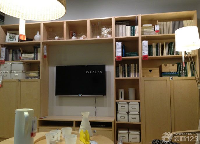 選擇了一個(gè)小城市，我們準(zhǔn)備定居了，雖然這個(gè)城市沒有一個(gè)親人，但是我們從此在這里發(fā)展開來(lái)，選擇了當(dāng)?shù)刈詈玫囊粋€(gè)小區(qū)，同時(shí)也選擇了最實(shí)用了的兩居室房型，看過(guò)很多設(shè)計(jì)公司的提案，我們綜合了它們的優(yōu)點(diǎn)，定了我們的小家風(fēng)格！