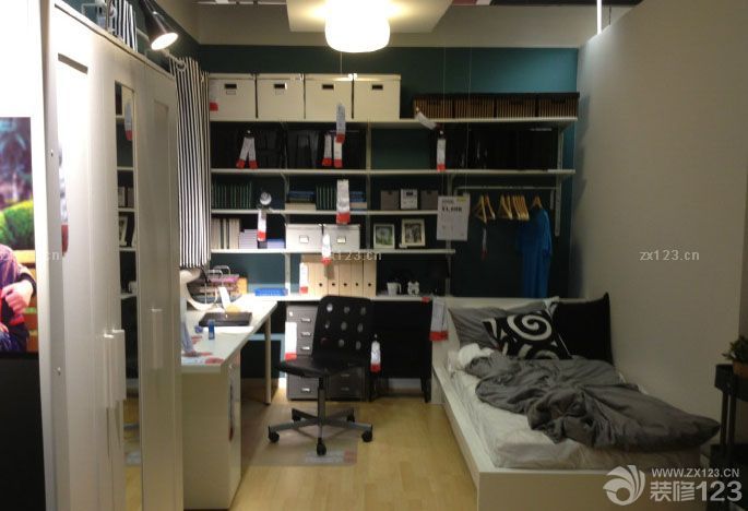 選擇了一個(gè)小城市，我們準(zhǔn)備定居了，雖然這個(gè)城市沒有一個(gè)親人，但是我們從此在這里發(fā)展開來(lái)，選擇了當(dāng)?shù)刈詈玫囊粋€(gè)小區(qū)，同時(shí)也選擇了最實(shí)用了的兩居室房型，看過(guò)很多設(shè)計(jì)公司的提案，我們綜合了它們的優(yōu)點(diǎn)，定了我們的小家風(fēng)格！