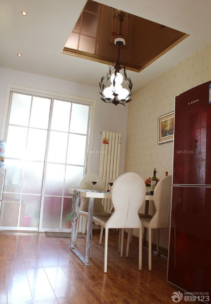 一直以來(lái)想寫篇日志，寫篇關(guān)于家的日志，手敲打著鍵盤卻敲不出個(gè)所以然，對(duì)于文字遲鈍的我來(lái)說(shuō)這是相當(dāng)難的一個(gè)難題，但卻總壓制不住那個(gè)想表達(dá)內(nèi)心對(duì)家熱愛的沖動(dòng)。家，對(duì)于有的人來(lái)說(shuō)只是個(gè)代名詞，卻對(duì)于我來(lái)說(shuō)是個(gè)時(shí)刻洋溢著幸福、溫馨、歡樂、舒適的形容詞，它能有很多的見解很多的表達(dá)方式，卻沒有一種是能夠烘托出它的溫馨和浪漫，唯獨(dú)從一點(diǎn)點(diǎn)的記錄開始，銘記這美好的一切。