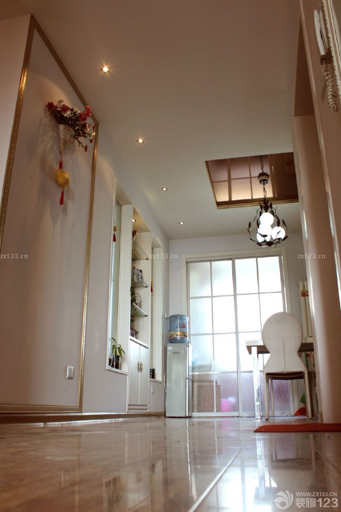 一直以來(lái)想寫篇日志，寫篇關(guān)于家的日志，手敲打著鍵盤卻敲不出個(gè)所以然，對(duì)于文字遲鈍的我來(lái)說(shuō)這是相當(dāng)難的一個(gè)難題，但卻總壓制不住那個(gè)想表達(dá)內(nèi)心對(duì)家熱愛的沖動(dòng)。家，對(duì)于有的人來(lái)說(shuō)只是個(gè)代名詞，卻對(duì)于我來(lái)說(shuō)是個(gè)時(shí)刻洋溢著幸福、溫馨、歡樂、舒適的形容詞，它能有很多的見解很多的表達(dá)方式，卻沒有一種是能夠烘托出它的溫馨和浪漫，唯獨(dú)從一點(diǎn)點(diǎn)的記錄開始，銘記這美好的一切。