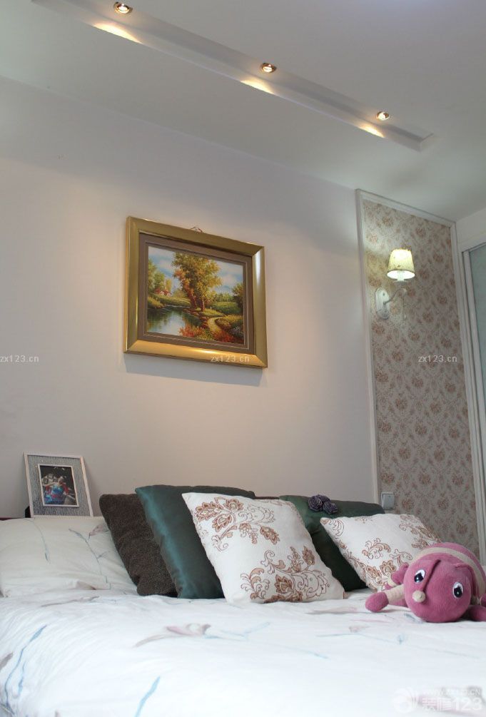 一直以來(lái)想寫篇日志，寫篇關(guān)于家的日志，手敲打著鍵盤卻敲不出個(gè)所以然，對(duì)于文字遲鈍的我來(lái)說(shuō)這是相當(dāng)難的一個(gè)難題，但卻總壓制不住那個(gè)想表達(dá)內(nèi)心對(duì)家熱愛的沖動(dòng)。家，對(duì)于有的人來(lái)說(shuō)只是個(gè)代名詞，卻對(duì)于我來(lái)說(shuō)是個(gè)時(shí)刻洋溢著幸福、溫馨、歡樂、舒適的形容詞，它能有很多的見解很多的表達(dá)方式，卻沒有一種是能夠烘托出它的溫馨和浪漫，唯獨(dú)從一點(diǎn)點(diǎn)的記錄開始，銘記這美好的一切。