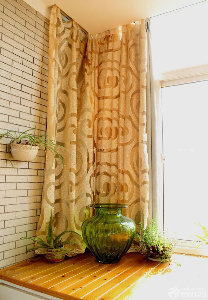 一直以來(lái)想寫篇日志，寫篇關(guān)于家的日志，手敲打著鍵盤卻敲不出個(gè)所以然，對(duì)于文字遲鈍的我來(lái)說(shuō)這是相當(dāng)難的一個(gè)難題，但卻總壓制不住那個(gè)想表達(dá)內(nèi)心對(duì)家熱愛的沖動(dòng)。家，對(duì)于有的人來(lái)說(shuō)只是個(gè)代名詞，卻對(duì)于我來(lái)說(shuō)是個(gè)時(shí)刻洋溢著幸福、溫馨、歡樂、舒適的形容詞，它能有很多的見解很多的表達(dá)方式，卻沒有一種是能夠烘托出它的溫馨和浪漫，唯獨(dú)從一點(diǎn)點(diǎn)的記錄開始，銘記這美好的一切。