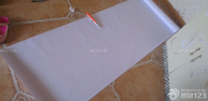 房子14年買(mǎi)的，年底才交房 ，雖然面積很小但是必須滿足他的多功能要求 所謂麻雀雖小 五臟俱全 ，最開(kāi)始的時(shí)候不知道怎么裝修自己的小家，但是又看到朋友的家里很漂亮，就決定向她討教，裝飾美式風(fēng)格的小家從最初的設(shè)計(jì)到最后的軟裝，都是在不斷學(xué)習(xí)和參考中完成的，這樣的小家也會(huì)是最溫馨舒適的 。
