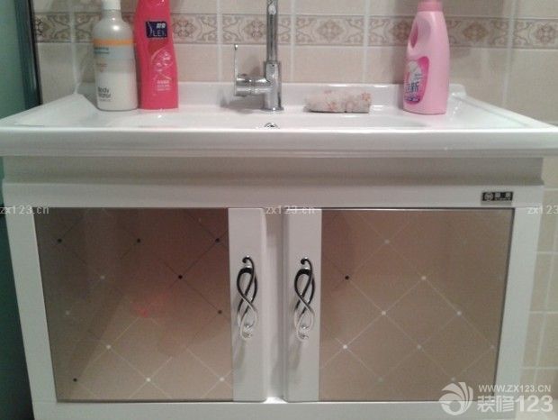 今天是2015年1月2號(hào)，我們的小家終于竣工了，在這里我要感謝在裝修過程中幫助過我們的親戚朋友，還有我最愛的老婆，嘿嘿，一想到每天都要和老婆在這樣的小窩里度過 真的很開心，我家很多東西都是和老婆利用休息時(shí)間去各大家具市場(chǎng)選購(gòu)的，既便宜，又好。每一件東西都帶給我小小的驚喜。我家的東西都是我倆精心挑選的哦，下面我要上圖了。 