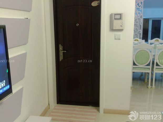 今天是2015年1月2號(hào)，我們的小家終于竣工了，在這里我要感謝在裝修過程中幫助過我們的親戚朋友，還有我最愛的老婆，嘿嘿，一想到每天都要和老婆在這樣的小窩里度過 真的很開心，我家很多東西都是和老婆利用休息時(shí)間去各大家具市場(chǎng)選購(gòu)的，既便宜，又好。每一件東西都帶給我小小的驚喜。我家的東西都是我倆精心挑選的哦，下面我要上圖了。 