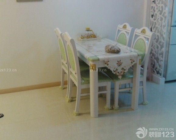 今天是2015年1月2號(hào)，我們的小家終于竣工了，在這里我要感謝在裝修過程中幫助過我們的親戚朋友，還有我最愛的老婆，嘿嘿，一想到每天都要和老婆在這樣的小窩里度過 真的很開心，我家很多東西都是和老婆利用休息時(shí)間去各大家具市場(chǎng)選購(gòu)的，既便宜，又好。每一件東西都帶給我小小的驚喜。我家的東西都是我倆精心挑選的哦，下面我要上圖了。 