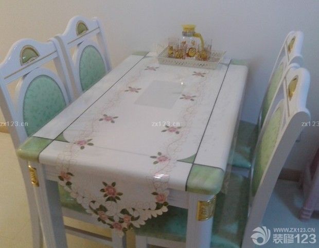 今天是2015年1月2號(hào)，我們的小家終于竣工了，在這里我要感謝在裝修過程中幫助過我們的親戚朋友，還有我最愛的老婆，嘿嘿，一想到每天都要和老婆在這樣的小窩里度過 真的很開心，我家很多東西都是和老婆利用休息時(shí)間去各大家具市場(chǎng)選購(gòu)的，既便宜，又好。每一件東西都帶給我小小的驚喜。我家的東西都是我倆精心挑選的哦，下面我要上圖了。 