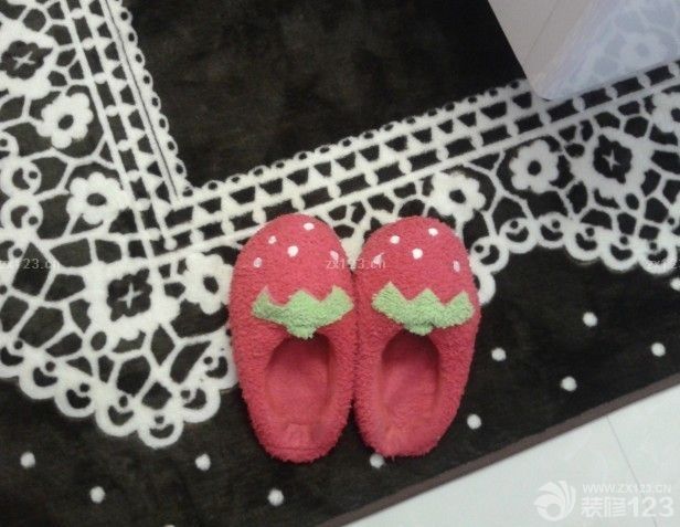 今天是2015年1月2號(hào)，我們的小家終于竣工了，在這里我要感謝在裝修過程中幫助過我們的親戚朋友，還有我最愛的老婆，嘿嘿，一想到每天都要和老婆在這樣的小窩里度過 真的很開心，我家很多東西都是和老婆利用休息時(shí)間去各大家具市場(chǎng)選購(gòu)的，既便宜，又好。每一件東西都帶給我小小的驚喜。我家的東西都是我倆精心挑選的哦，下面我要上圖了。 