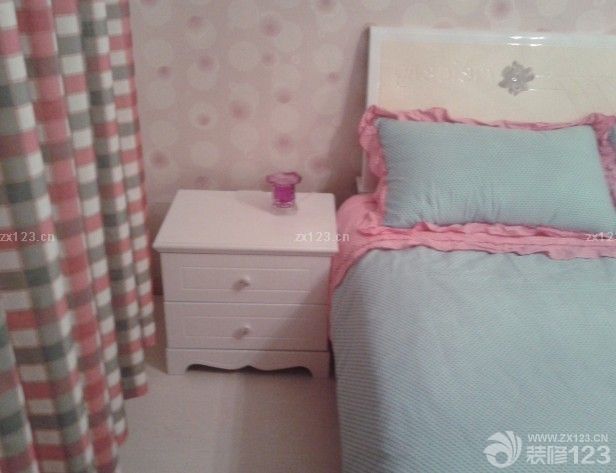 今天是2015年1月2號(hào)，我們的小家終于竣工了，在這里我要感謝在裝修過程中幫助過我們的親戚朋友，還有我最愛的老婆，嘿嘿，一想到每天都要和老婆在這樣的小窩里度過 真的很開心，我家很多東西都是和老婆利用休息時(shí)間去各大家具市場(chǎng)選購(gòu)的，既便宜，又好。每一件東西都帶給我小小的驚喜。我家的東西都是我倆精心挑選的哦，下面我要上圖了。 