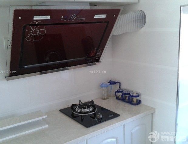 今天是2015年1月2號(hào)，我們的小家終于竣工了，在這里我要感謝在裝修過程中幫助過我們的親戚朋友，還有我最愛的老婆，嘿嘿，一想到每天都要和老婆在這樣的小窩里度過 真的很開心，我家很多東西都是和老婆利用休息時(shí)間去各大家具市場(chǎng)選購(gòu)的，既便宜，又好。每一件東西都帶給我小小的驚喜。我家的東西都是我倆精心挑選的哦，下面我要上圖了。 