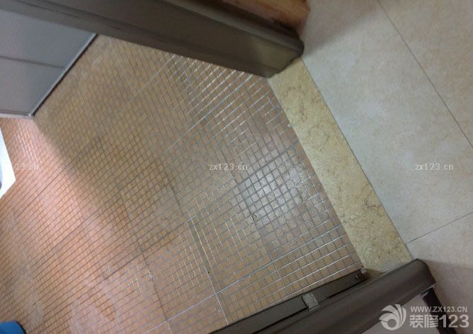 我家的裝修風(fēng)格，現(xiàn)代，簡約。傳圖共各位欣賞一下。 年前裝修好的，放了一個多月就搬進新家住 了，設(shè)計是老公自己弄的，家里的燈也是自己家賣的，整個裝修省了不少錢。我們喜歡簡單些的風(fēng)格，裝修也沒太花時間，因為自己自己怎么弄，市場上的價格也清楚，挑起裝修材料也不算很吃力。不過所有的裝修材料都是用好材料。