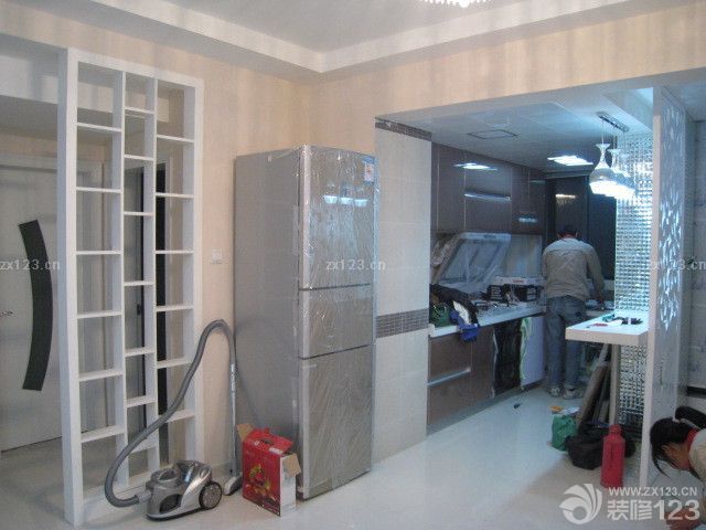 提起杭州，不禁聯(lián)想到西湖，“水光瀲滟晴方好，山色空蒙雨亦奇。 欲把西湖比西子,濃妝淡抹總相宜?！碧K軾如是描述西湖之美。 本人是一個(gè)即將步入婚姻殿堂的80后。設(shè)計(jì)師的設(shè)計(jì)理念也圍繞著“幸福婚房”展開。