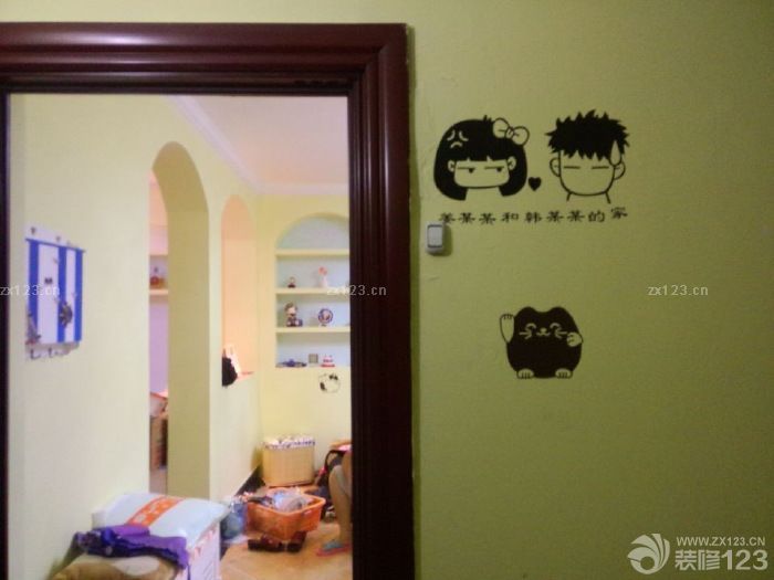  其實房子已經(jīng)收拾好住進來了，但是因為還有部分東西沒整理好買完，所以先上前段時間的圖片給大家看看，真的很美哦，屬于我和韓先生的美式地中海小窩。 客廳 餐廳 廚房 大門 衛(wèi)生間 走廊 主臥陽臺當時沒砸墻磚，用纖維墻紙改造了，現(xiàn)在作為書房和休閑陽臺使用 最后我家哆哆鎮(zhèn)樓，大概一個星期家具配齊后上震撼照，算了一下硬裝差不多6萬5這樣，包括了電視柜、餐桌、茶幾和箱凳等木工活，效果好的不得了。