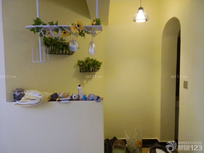  其實房子已經(jīng)收拾好住進來了，但是因為還有部分東西沒整理好買完，所以先上前段時間的圖片給大家看看，真的很美哦，屬于我和韓先生的美式地中海小窩。 客廳 餐廳 廚房 大門 衛(wèi)生間 走廊 主臥陽臺當時沒砸墻磚，用纖維墻紙改造了，現(xiàn)在作為書房和休閑陽臺使用 最后我家哆哆鎮(zhèn)樓，大概一個星期家具配齊后上震撼照，算了一下硬裝差不多6萬5這樣，包括了電視柜、餐桌、茶幾和箱凳等木工活，效果好的不得了。