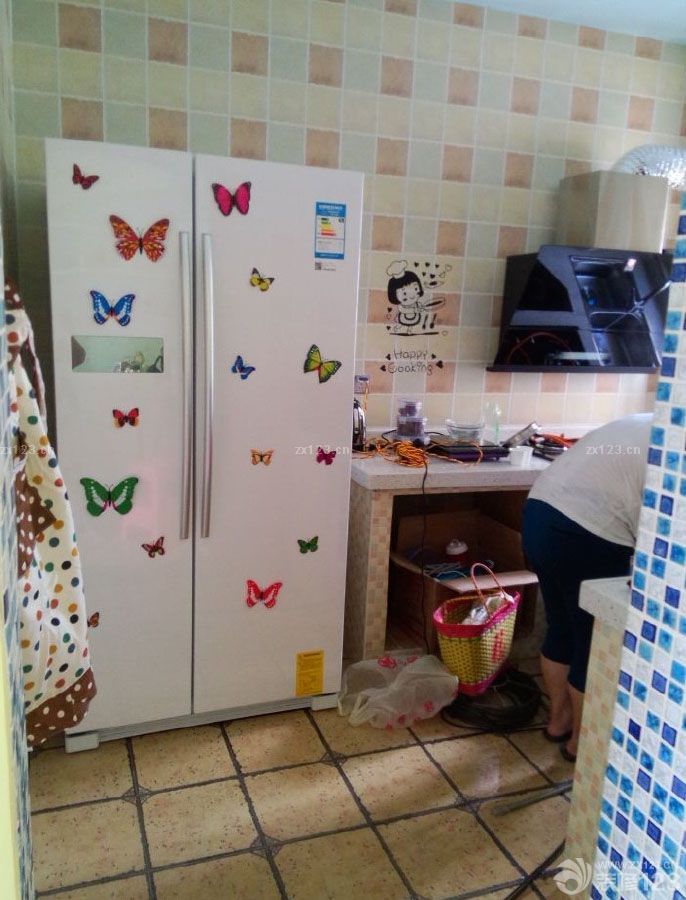  其實房子已經(jīng)收拾好住進來了，但是因為還有部分東西沒整理好買完，所以先上前段時間的圖片給大家看看，真的很美哦，屬于我和韓先生的美式地中海小窩。 客廳 餐廳 廚房 大門 衛(wèi)生間 走廊 主臥陽臺當時沒砸墻磚，用纖維墻紙改造了，現(xiàn)在作為書房和休閑陽臺使用 最后我家哆哆鎮(zhèn)樓，大概一個星期家具配齊后上震撼照，算了一下硬裝差不多6萬5這樣，包括了電視柜、餐桌、茶幾和箱凳等木工活，效果好的不得了。