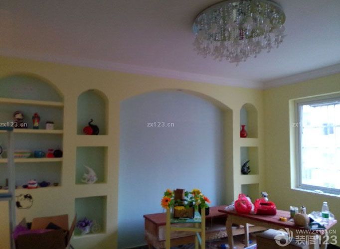  其實房子已經(jīng)收拾好住進來了，但是因為還有部分東西沒整理好買完，所以先上前段時間的圖片給大家看看，真的很美哦，屬于我和韓先生的美式地中海小窩。 客廳 餐廳 廚房 大門 衛(wèi)生間 走廊 主臥陽臺當時沒砸墻磚，用纖維墻紙改造了，現(xiàn)在作為書房和休閑陽臺使用 最后我家哆哆鎮(zhèn)樓，大概一個星期家具配齊后上震撼照，算了一下硬裝差不多6萬5這樣，包括了電視柜、餐桌、茶幾和箱凳等木工活，效果好的不得了。