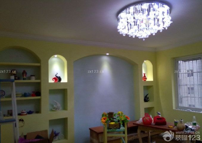  其實房子已經(jīng)收拾好住進來了，但是因為還有部分東西沒整理好買完，所以先上前段時間的圖片給大家看看，真的很美哦，屬于我和韓先生的美式地中海小窩。 客廳 餐廳 廚房 大門 衛(wèi)生間 走廊 主臥陽臺當時沒砸墻磚，用纖維墻紙改造了，現(xiàn)在作為書房和休閑陽臺使用 最后我家哆哆鎮(zhèn)樓，大概一個星期家具配齊后上震撼照，算了一下硬裝差不多6萬5這樣，包括了電視柜、餐桌、茶幾和箱凳等木工活，效果好的不得了。