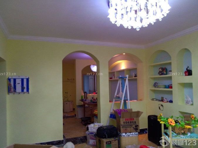  其實房子已經(jīng)收拾好住進來了，但是因為還有部分東西沒整理好買完，所以先上前段時間的圖片給大家看看，真的很美哦，屬于我和韓先生的美式地中海小窩。 客廳 餐廳 廚房 大門 衛(wèi)生間 走廊 主臥陽臺當時沒砸墻磚，用纖維墻紙改造了，現(xiàn)在作為書房和休閑陽臺使用 最后我家哆哆鎮(zhèn)樓，大概一個星期家具配齊后上震撼照，算了一下硬裝差不多6萬5這樣，包括了電視柜、餐桌、茶幾和箱凳等木工活，效果好的不得了。