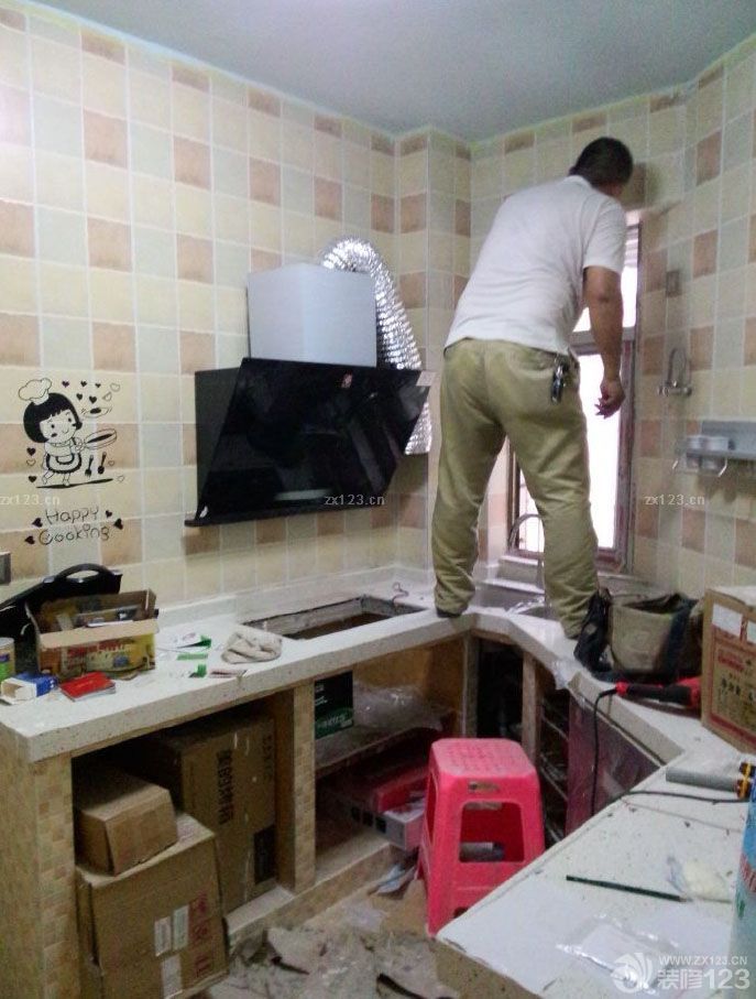  其實房子已經(jīng)收拾好住進來了，但是因為還有部分東西沒整理好買完，所以先上前段時間的圖片給大家看看，真的很美哦，屬于我和韓先生的美式地中海小窩。 客廳 餐廳 廚房 大門 衛(wèi)生間 走廊 主臥陽臺當時沒砸墻磚，用纖維墻紙改造了，現(xiàn)在作為書房和休閑陽臺使用 最后我家哆哆鎮(zhèn)樓，大概一個星期家具配齊后上震撼照，算了一下硬裝差不多6萬5這樣，包括了電視柜、餐桌、茶幾和箱凳等木工活，效果好的不得了。