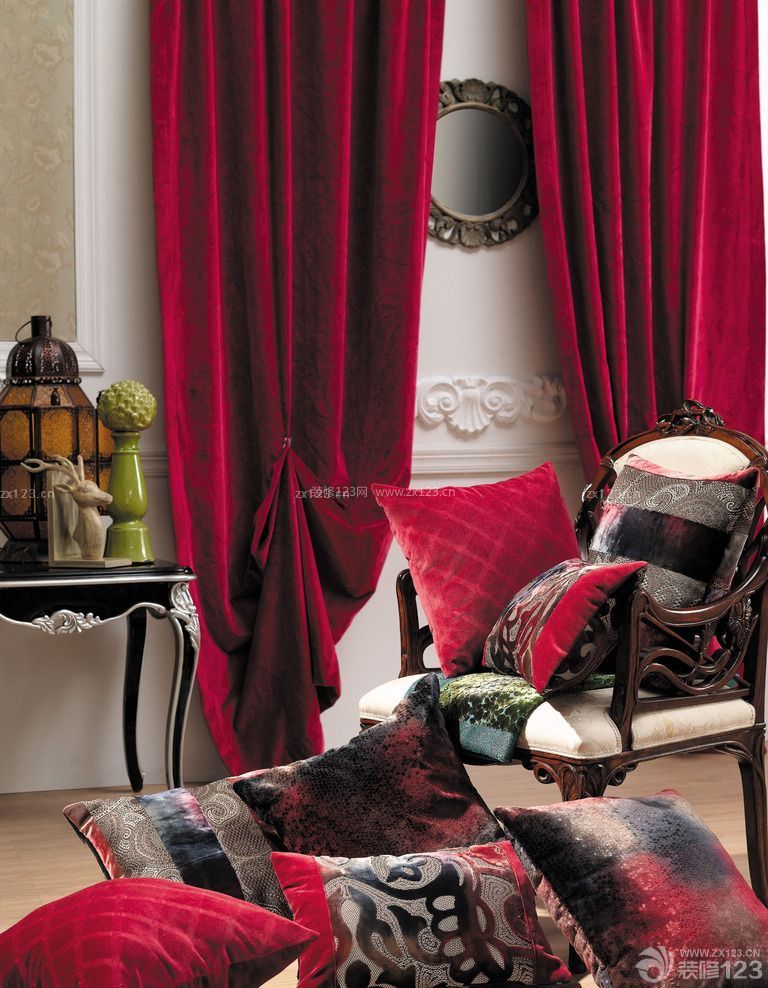 欧式装修风格红色窗帘设计