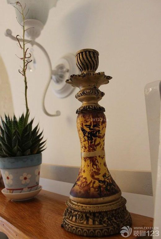  有愛就有家，愛是填滿溫馨家的必要條件，因為愛的人在身邊，所以房子才能夠有家的味道，每天晚上家里有一盞燈給你留著，這就是家的感覺，新房是去年買的，因為之前和老婆結(jié)婚之后住的房子比較小一點，所以經(jīng)過幾年的努力，終于能換一個大房子了，為了讓老婆住得更舒服一點，安心一點。設(shè)計也是按照老婆喜歡的風格設(shè)計的。