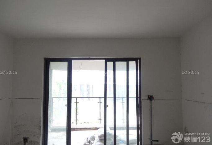 三房?jī)蓮d,一廚兩衛(wèi),陽(yáng)臺(tái)16.7平方. 但是做水電時(shí),我要求必須管子走向必須是垂直的,方向不冷亂,要不然浪費(fèi)材料,還容易出問(wèn)題.這也是我一個(gè)做設(shè)計(jì)的朋友告訴我的. 本來(lái)不想做地暖的,但是想了想還是做了. 主臥我很喜歡,因?yàn)橛袀€(gè)圓窗戶(hù),但是準(zhǔn)備徹底改掉它.. 