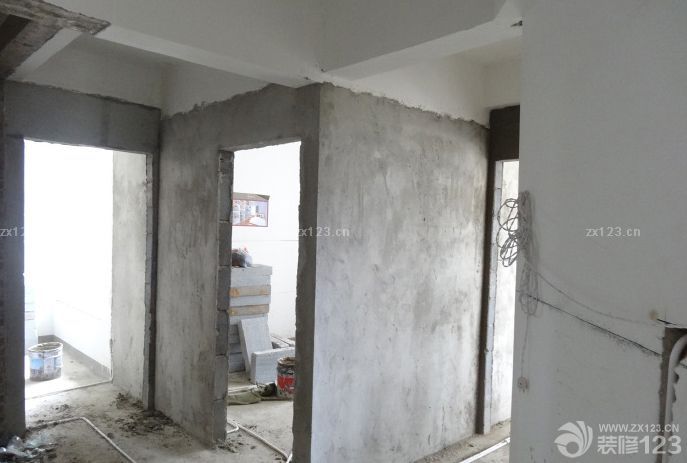 三房?jī)蓮d,一廚兩衛(wèi),陽(yáng)臺(tái)16.7平方. 但是做水電時(shí),我要求必須管子走向必須是垂直的,方向不冷亂,要不然浪費(fèi)材料,還容易出問(wèn)題.這也是我一個(gè)做設(shè)計(jì)的朋友告訴我的. 本來(lái)不想做地暖的,但是想了想還是做了. 主臥我很喜歡,因?yàn)橛袀€(gè)圓窗戶(hù),但是準(zhǔn)備徹底改掉它.. 