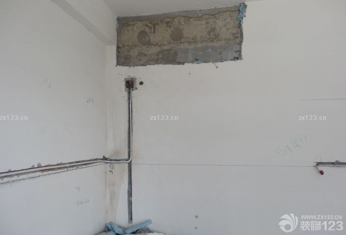 三房?jī)蓮d,一廚兩衛(wèi),陽(yáng)臺(tái)16.7平方. 但是做水電時(shí),我要求必須管子走向必須是垂直的,方向不冷亂,要不然浪費(fèi)材料,還容易出問(wèn)題.這也是我一個(gè)做設(shè)計(jì)的朋友告訴我的. 本來(lái)不想做地暖的,但是想了想還是做了. 主臥我很喜歡,因?yàn)橛袀€(gè)圓窗戶(hù),但是準(zhǔn)備徹底改掉它.. 