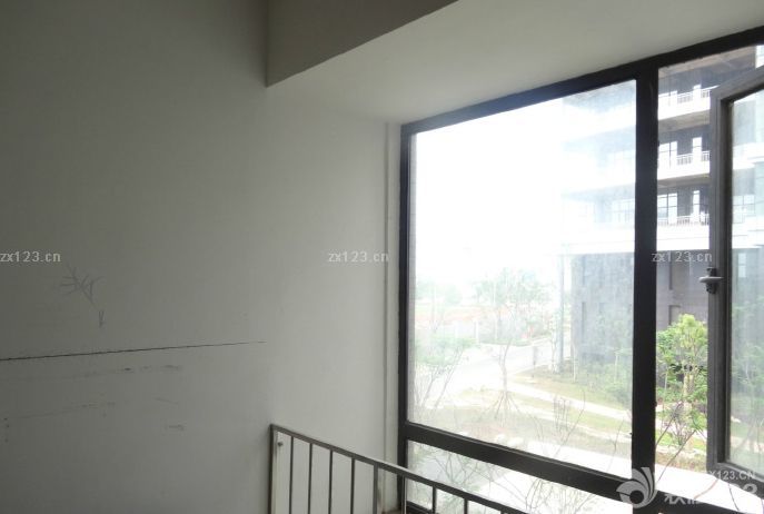 三房?jī)蓮d,一廚兩衛(wèi),陽(yáng)臺(tái)16.7平方. 但是做水電時(shí),我要求必須管子走向必須是垂直的,方向不冷亂,要不然浪費(fèi)材料,還容易出問(wèn)題.這也是我一個(gè)做設(shè)計(jì)的朋友告訴我的. 本來(lái)不想做地暖的,但是想了想還是做了. 主臥我很喜歡,因?yàn)橛袀€(gè)圓窗戶(hù),但是準(zhǔn)備徹底改掉它.. 