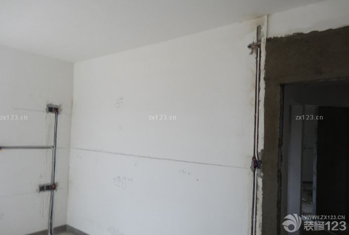 三房?jī)蓮d,一廚兩衛(wèi),陽(yáng)臺(tái)16.7平方. 但是做水電時(shí),我要求必須管子走向必須是垂直的,方向不冷亂,要不然浪費(fèi)材料,還容易出問(wèn)題.這也是我一個(gè)做設(shè)計(jì)的朋友告訴我的. 本來(lái)不想做地暖的,但是想了想還是做了. 主臥我很喜歡,因?yàn)橛袀€(gè)圓窗戶(hù),但是準(zhǔn)備徹底改掉它.. 