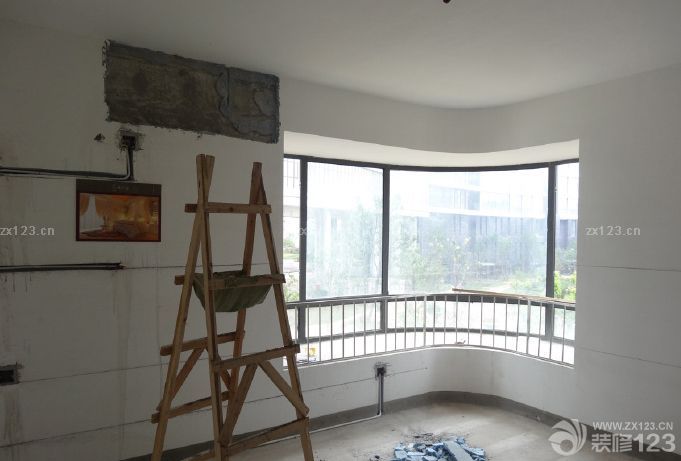 三房?jī)蓮d,一廚兩衛(wèi),陽(yáng)臺(tái)16.7平方. 但是做水電時(shí),我要求必須管子走向必須是垂直的,方向不冷亂,要不然浪費(fèi)材料,還容易出問(wèn)題.這也是我一個(gè)做設(shè)計(jì)的朋友告訴我的. 本來(lái)不想做地暖的,但是想了想還是做了. 主臥我很喜歡,因?yàn)橛袀€(gè)圓窗戶(hù),但是準(zhǔn)備徹底改掉它.. 