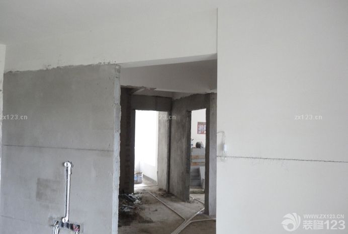 三房?jī)蓮d,一廚兩衛(wèi),陽(yáng)臺(tái)16.7平方. 但是做水電時(shí),我要求必須管子走向必須是垂直的,方向不冷亂,要不然浪費(fèi)材料,還容易出問(wèn)題.這也是我一個(gè)做設(shè)計(jì)的朋友告訴我的. 本來(lái)不想做地暖的,但是想了想還是做了. 主臥我很喜歡,因?yàn)橛袀€(gè)圓窗戶(hù),但是準(zhǔn)備徹底改掉它.. 