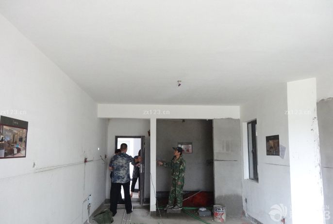 三房?jī)蓮d,一廚兩衛(wèi),陽(yáng)臺(tái)16.7平方. 但是做水電時(shí),我要求必須管子走向必須是垂直的,方向不冷亂,要不然浪費(fèi)材料,還容易出問(wèn)題.這也是我一個(gè)做設(shè)計(jì)的朋友告訴我的. 本來(lái)不想做地暖的,但是想了想還是做了. 主臥我很喜歡,因?yàn)橛袀€(gè)圓窗戶(hù),但是準(zhǔn)備徹底改掉它.. 