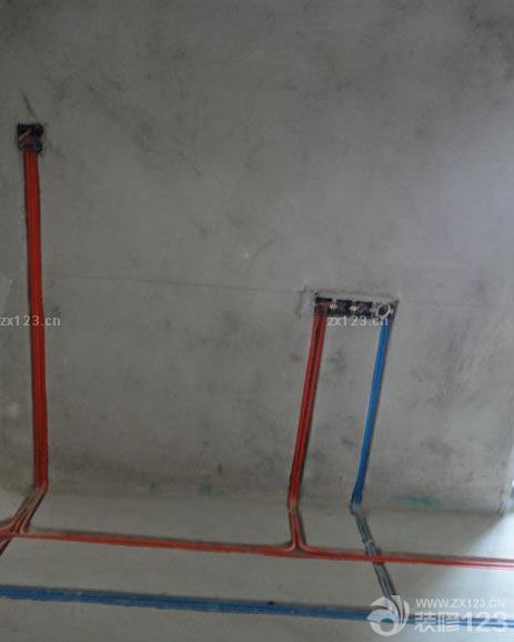 這是我家的水電,不錯(cuò)吧!!整齊有規(guī)律,這都是我自己感覺(jué).呵呵呵 聽(tīng)?zhēng)煾抵v水電很講究,一旦做不好,會(huì)影響后面幾十年的,所以水電是裝修中最重要的. 師傅說(shuō):裝修的水電必須用質(zhì)量最好的,因?yàn)槭亲鲈趬锩娴?以后幾十年是不可能再弄出來(lái)維修的,就算要維修,那也基本等于從新專(zhuān)修了. 