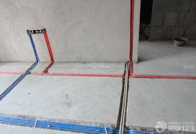 這是我家的水電,不錯(cuò)吧!!整齊有規(guī)律,這都是我自己感覺(jué).呵呵呵 聽(tīng)?zhēng)煾抵v水電很講究,一旦做不好,會(huì)影響后面幾十年的,所以水電是裝修中最重要的. 師傅說(shuō):裝修的水電必須用質(zhì)量最好的,因?yàn)槭亲鲈趬锩娴?以后幾十年是不可能再弄出來(lái)維修的,就算要維修,那也基本等于從新專(zhuān)修了. 