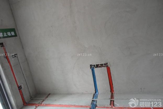 這是我家的水電,不錯(cuò)吧!!整齊有規(guī)律,這都是我自己感覺(jué).呵呵呵 聽(tīng)?zhēng)煾抵v水電很講究,一旦做不好,會(huì)影響后面幾十年的,所以水電是裝修中最重要的. 師傅說(shuō):裝修的水電必須用質(zhì)量最好的,因?yàn)槭亲鲈趬锩娴?以后幾十年是不可能再弄出來(lái)維修的,就算要維修,那也基本等于從新專(zhuān)修了. 