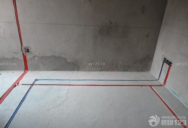 這是我家的水電,不錯(cuò)吧!!整齊有規(guī)律,這都是我自己感覺(jué).呵呵呵 聽(tīng)?zhēng)煾抵v水電很講究,一旦做不好,會(huì)影響后面幾十年的,所以水電是裝修中最重要的. 師傅說(shuō):裝修的水電必須用質(zhì)量最好的,因?yàn)槭亲鲈趬锩娴?以后幾十年是不可能再弄出來(lái)維修的,就算要維修,那也基本等于從新專(zhuān)修了. 