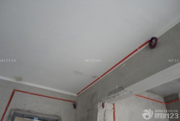 這是我家的水電,不錯(cuò)吧!!整齊有規(guī)律,這都是我自己感覺(jué).呵呵呵 聽(tīng)?zhēng)煾抵v水電很講究,一旦做不好,會(huì)影響后面幾十年的,所以水電是裝修中最重要的. 師傅說(shuō):裝修的水電必須用質(zhì)量最好的,因?yàn)槭亲鲈趬锩娴?以后幾十年是不可能再弄出來(lái)維修的,就算要維修,那也基本等于從新專(zhuān)修了. 