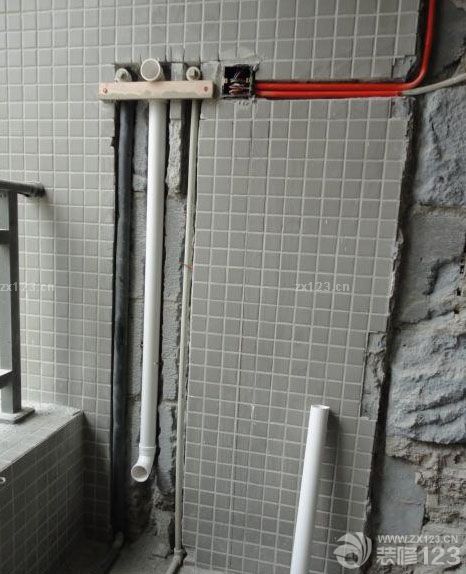 這是我家的水電,不錯(cuò)吧!!整齊有規(guī)律,這都是我自己感覺(jué).呵呵呵 聽(tīng)?zhēng)煾抵v水電很講究,一旦做不好,會(huì)影響后面幾十年的,所以水電是裝修中最重要的. 師傅說(shuō):裝修的水電必須用質(zhì)量最好的,因?yàn)槭亲鲈趬锩娴?以后幾十年是不可能再弄出來(lái)維修的,就算要維修,那也基本等于從新專(zhuān)修了. 