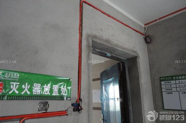 這是我家的水電,不錯(cuò)吧!!整齊有規(guī)律,這都是我自己感覺(jué).呵呵呵 聽(tīng)?zhēng)煾抵v水電很講究,一旦做不好,會(huì)影響后面幾十年的,所以水電是裝修中最重要的. 師傅說(shuō):裝修的水電必須用質(zhì)量最好的,因?yàn)槭亲鲈趬锩娴?以后幾十年是不可能再弄出來(lái)維修的,就算要維修,那也基本等于從新專(zhuān)修了. 