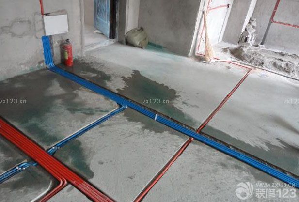 這是我家的水電,不錯(cuò)吧!!整齊有規(guī)律,這都是我自己感覺(jué).呵呵呵 聽(tīng)?zhēng)煾抵v水電很講究,一旦做不好,會(huì)影響后面幾十年的,所以水電是裝修中最重要的. 師傅說(shuō):裝修的水電必須用質(zhì)量最好的,因?yàn)槭亲鲈趬锩娴?以后幾十年是不可能再弄出來(lái)維修的,就算要維修,那也基本等于從新專(zhuān)修了. 