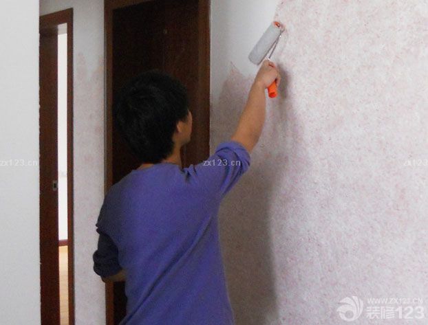 我堂弟和他同學(xué)來(lái)幫我做的,當(dāng)然肯定邀請(qǐng)他們吃吃飯是必須的啦,高檔的東西價(jià)格太高了,所以當(dāng)時(shí)沒(méi)考慮,只是一晃而過(guò). 施工挺簡(jiǎn)單，也不臟，沒(méi)什么味道，大家可以參考一下，個(gè)人覺(jué)得舊房或者入住的房子想改改白墻，是不錯(cuò)的。 