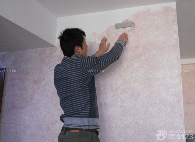 我堂弟和他同學(xué)來(lái)幫我做的,當(dāng)然肯定邀請(qǐng)他們吃吃飯是必須的啦,高檔的東西價(jià)格太高了,所以當(dāng)時(shí)沒(méi)考慮,只是一晃而過(guò). 施工挺簡(jiǎn)單，也不臟，沒(méi)什么味道，大家可以參考一下，個(gè)人覺(jué)得舊房或者入住的房子想改改白墻，是不錯(cuò)的。 