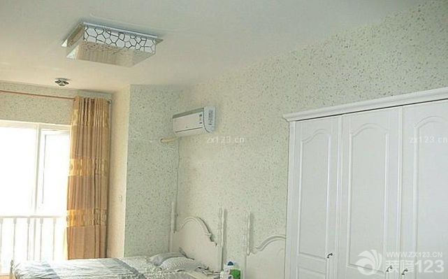 圖片不清楚，可分享的心是有的，也是最重要的。 背景墻是我們自己畫(huà)的，不是什么大作，但是自己動(dòng)手的成就感是不一樣的哦。 實(shí)際效果是綠點(diǎn)點(diǎn)的，手機(jī)像素怎么拍都不行，以后有時(shí)間，我借個(gè)相機(jī)拍一下，然后再傳上來(lái)讓大家看個(gè)夠。 床是以前的舊床了，也不太搭配，下個(gè)月準(zhǔn)備換掉，各位朋友給我推薦一下。