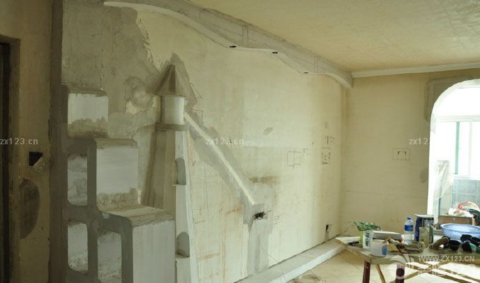 木工階段是我們比較放心的一項，是我們看到鄰居裝修的時候師傅的手藝不錯，所以就預(yù)約了他的時間來做。開始的時候整個設(shè)計都處于一個朦朧狀態(tài)，后來慢慢的越做越清晰的想法，也踴躍出了更多的設(shè)計想法。